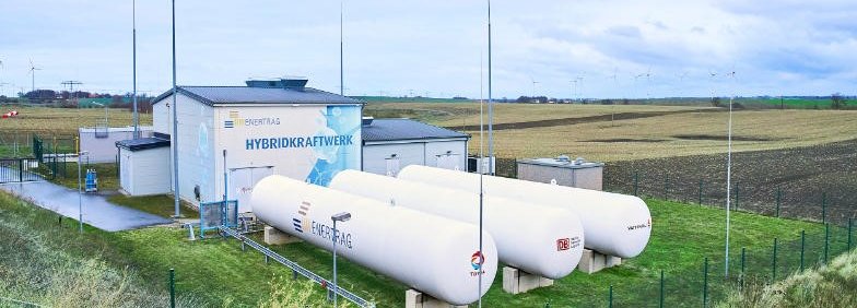 Beschreibung: Wasserstoffanlage umgeben von Feldern