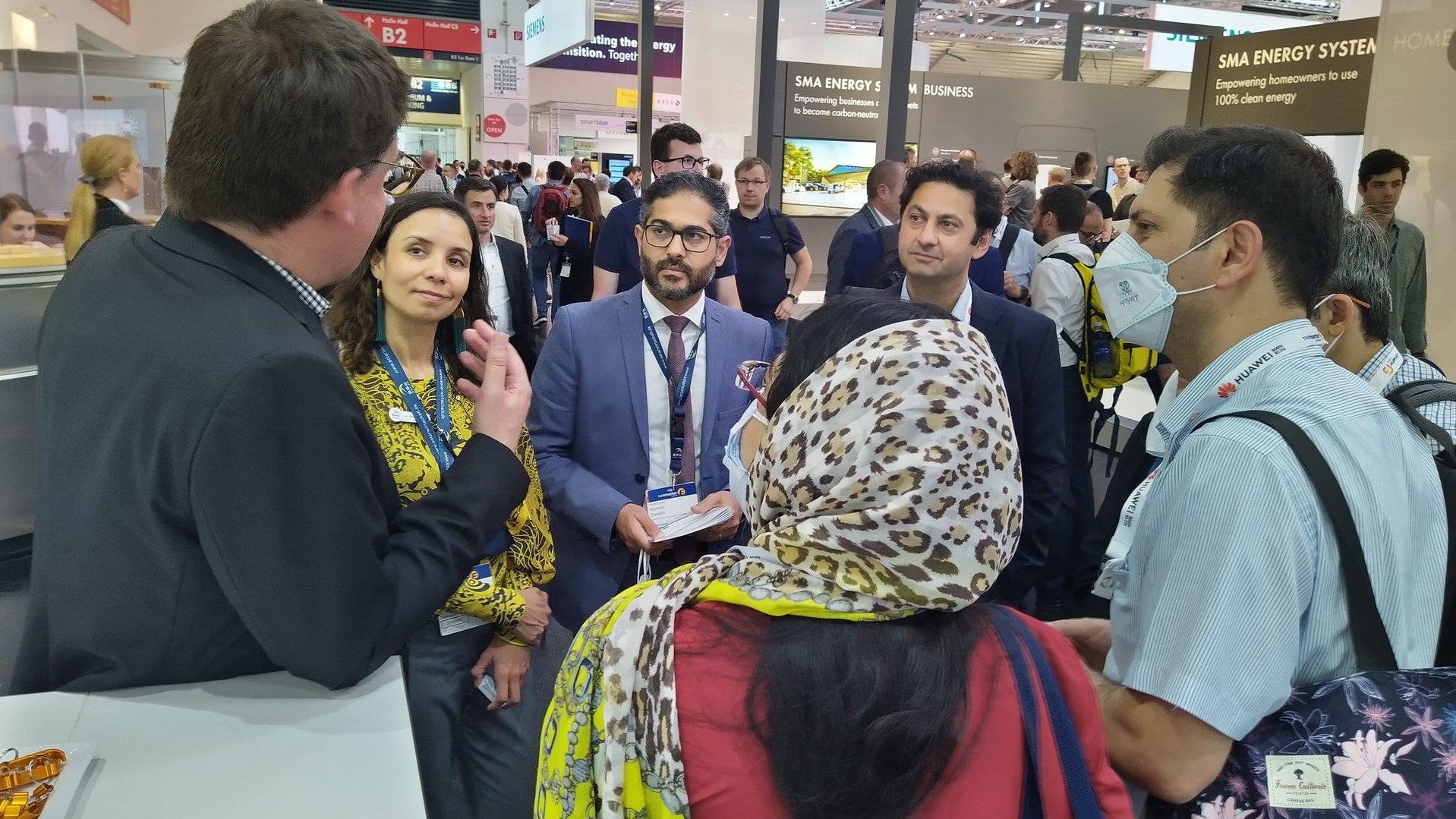 Business Scout Gruppe von Menschen steht auf Messe und unterhält sich