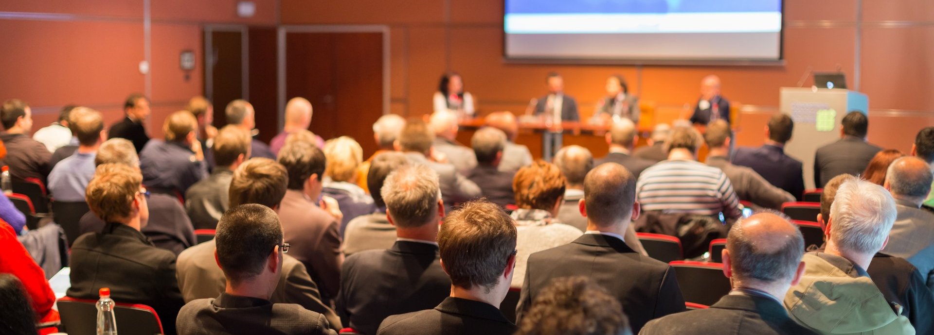 Geschäftskonferenz und Präsentation mit Publikum im Konferenzsaal