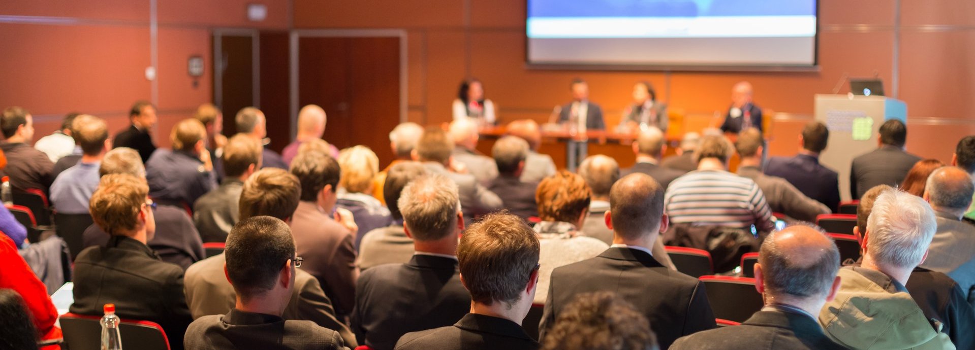 Geschäftskonferenz und Präsentation. Publikum im Konferenzsaal.