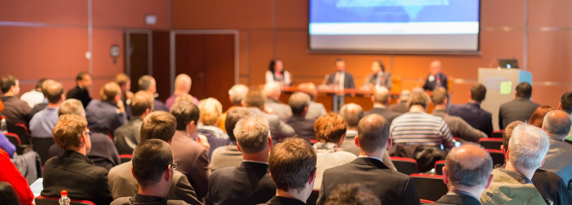 Geschäftskonferenz und Präsentation. Publikum im Konferenzsaal.