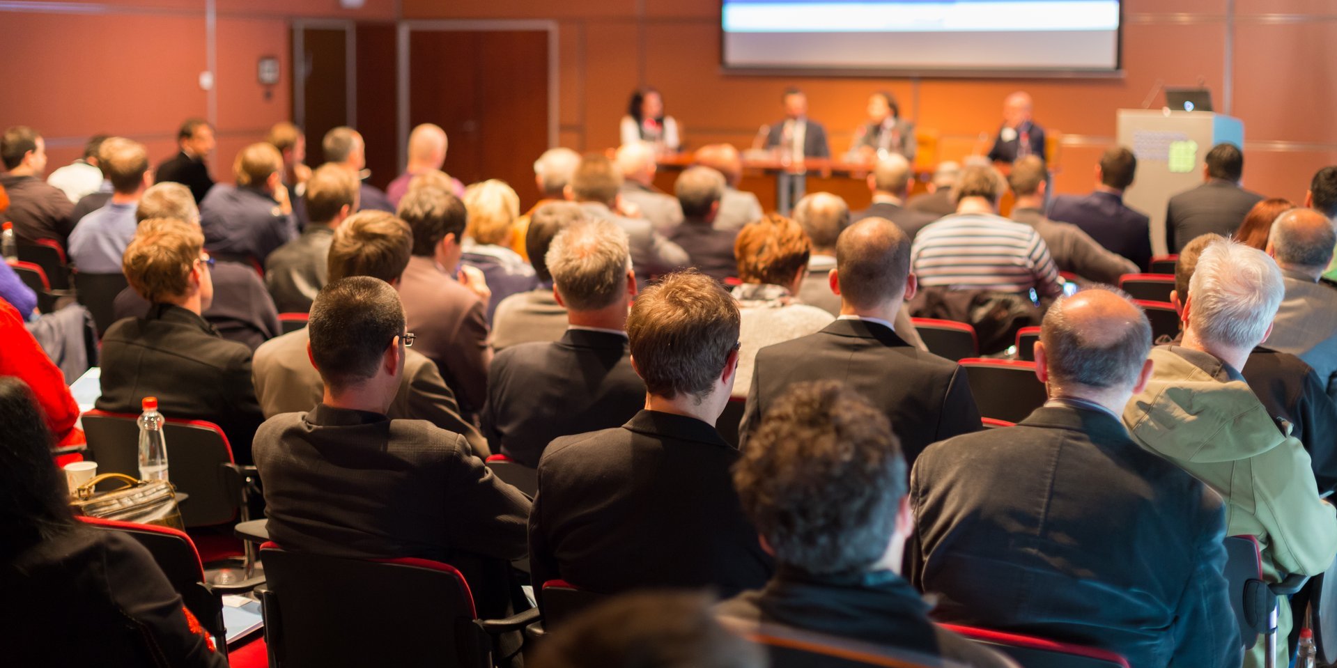 Geschäftskonferenz und Präsentation. Publikum im Konferenzsaal.