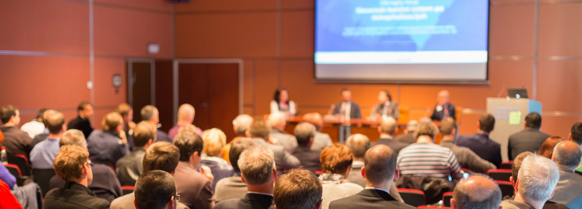 Geschäftskonferenz und Präsentation. Publikum im Konferenzsaal.