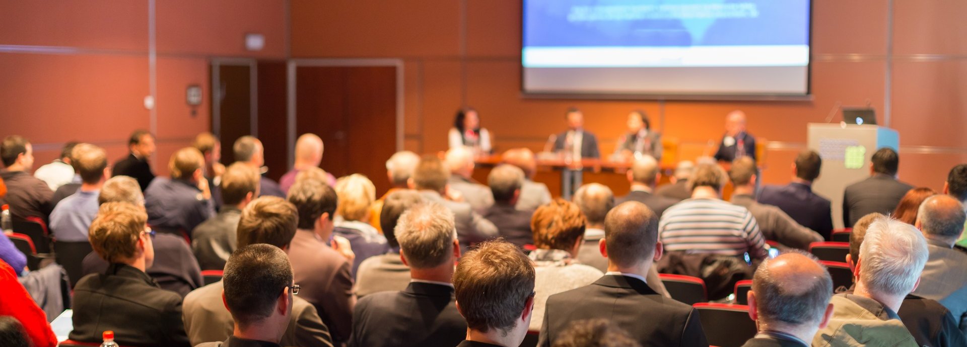 Geschäftskonferenz und Präsentation. Publikum im Konferenzsaal.