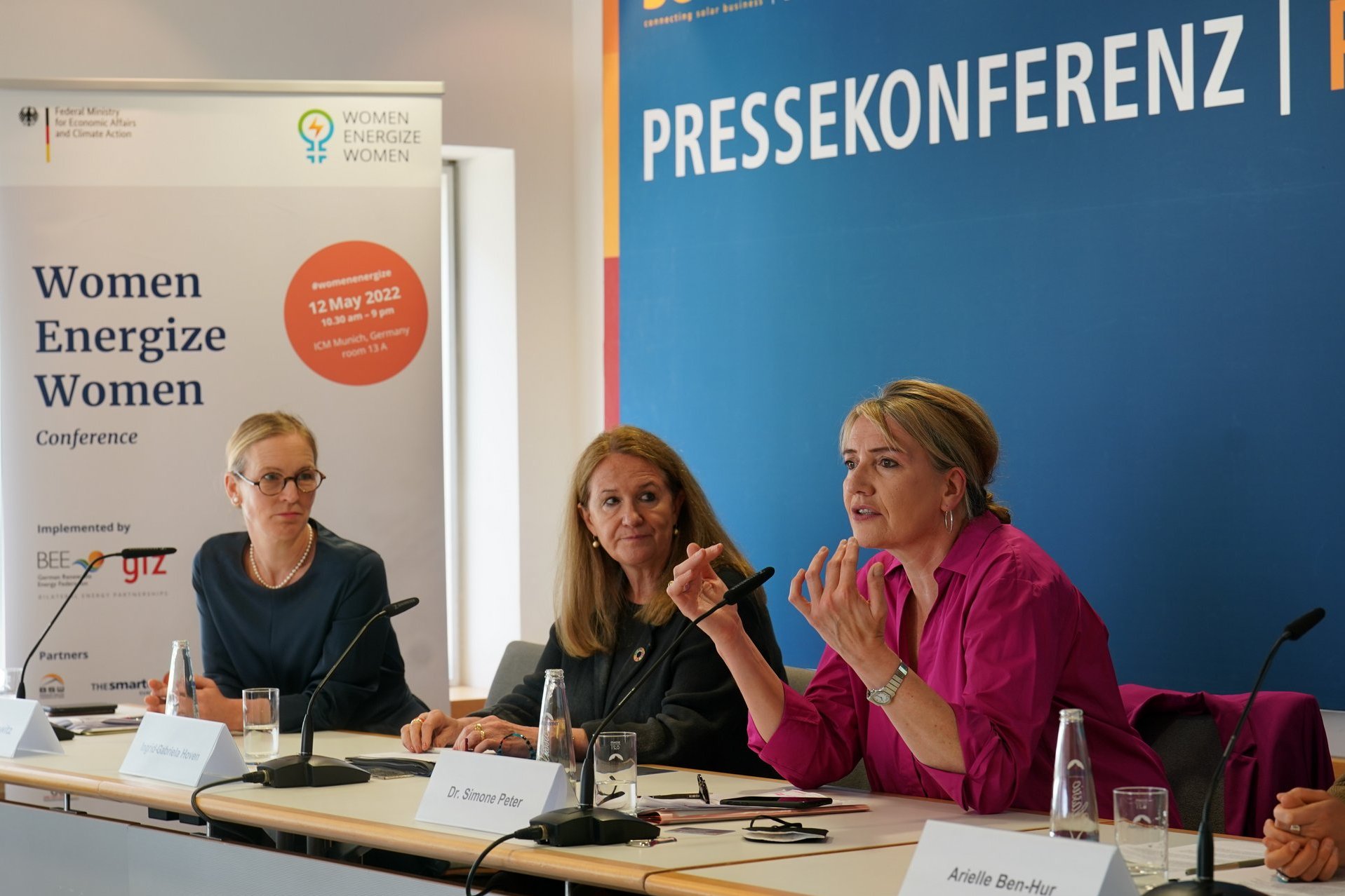 Ellen von Zitzewitz, Ingrid-Gabriela Hoven und Dr. Simone Peter bei der Pressekonferenz der 1. WEW-Konferenz