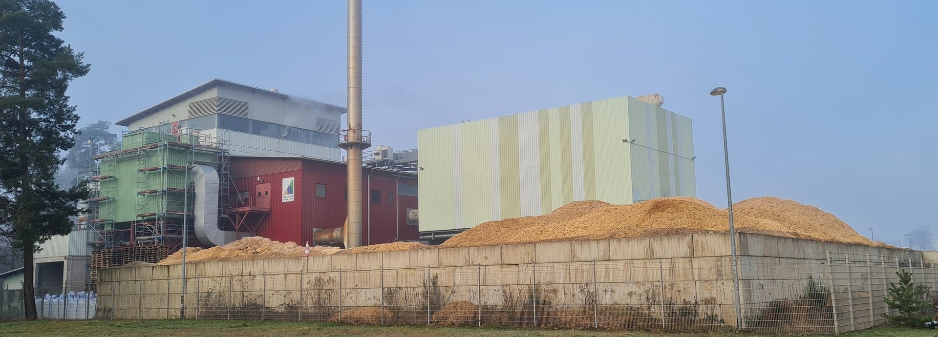 Außenansicht eines Biomasseheizkraftwerks