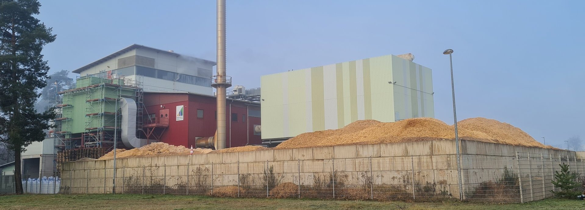 Aussenansicht eines Biomasseheizkraftwerks