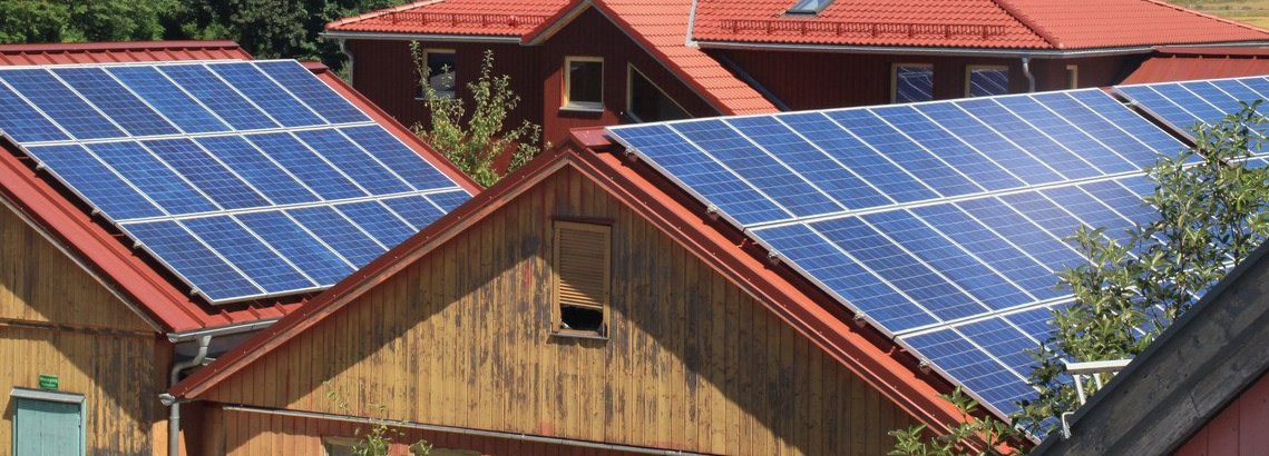Solarzellen auf den Dächern von zwei Holzhütten 