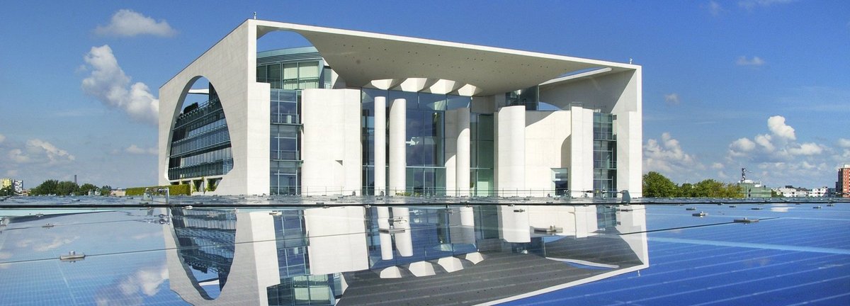 Auf dem Dach des Bundeskanzleramt installiert ist eine Photovoltaikanlage mit 150  Kilowatt  Spitzenleistung . Sonne, Sonnenenergie, Solarenergie, regenerativ, Energie, umweltfreundlich, erneuerbar, Strom, Elektrizitaet. Berlin Tiergarten. 28. Mai 2004