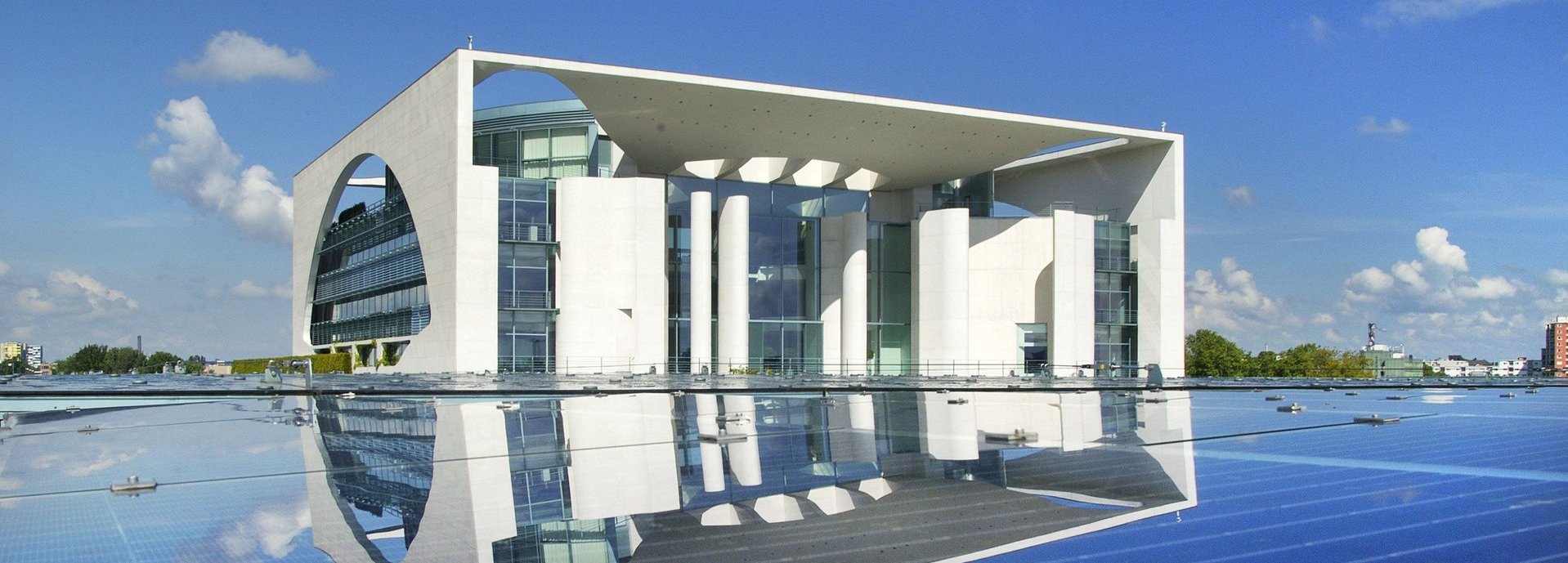 Auf dem Dach des Bundeskanzleramt installiert ist eine Photovoltaikanlage mit 150  Kilowatt  Spitzenleistung . Sonne, Sonnenenergie, Solarenergie, regenerativ, Energie, umweltfreundlich, erneuerbar, Strom, Elektrizitaet. Berlin Tiergarten. 28. Mai 2004