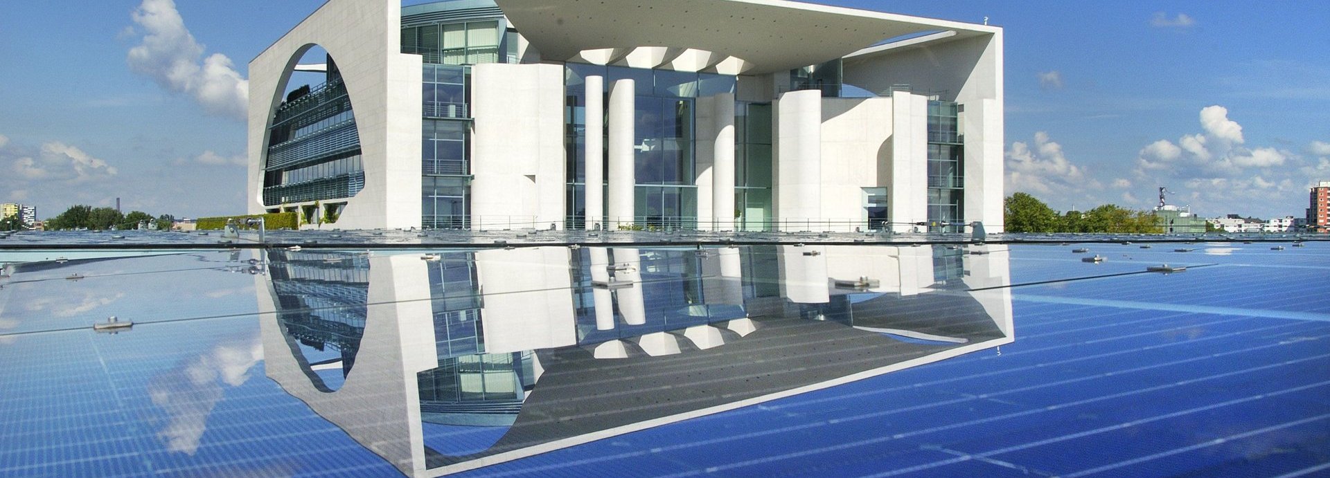 Beschreibung: Auf dem Dach des Bundeskanzleramt installiert ist eine Photovoltaikanlage mit 150 Kilowatt Spitzenleistung