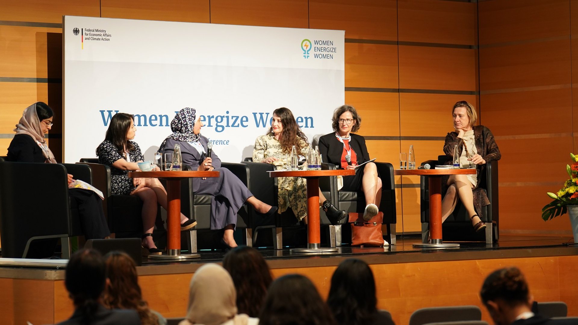 Paneldiskussion auf der Bühne der 1. WEW-Konferenz