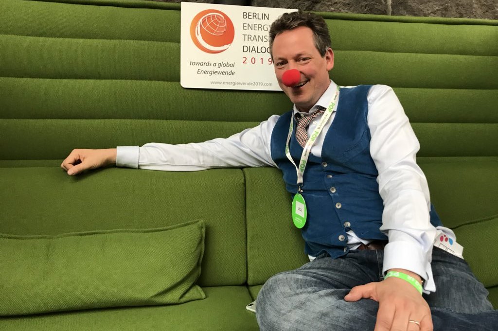 Eckart von Hirschhausen sitzt auf dem Grünen Sofa beim BETD2019