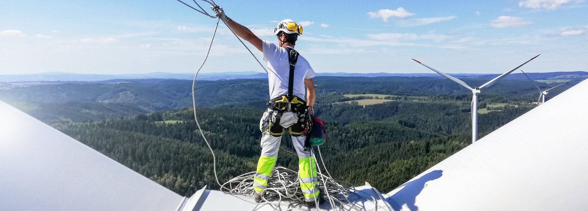 Monteur auf einem Windrad wirft Seil