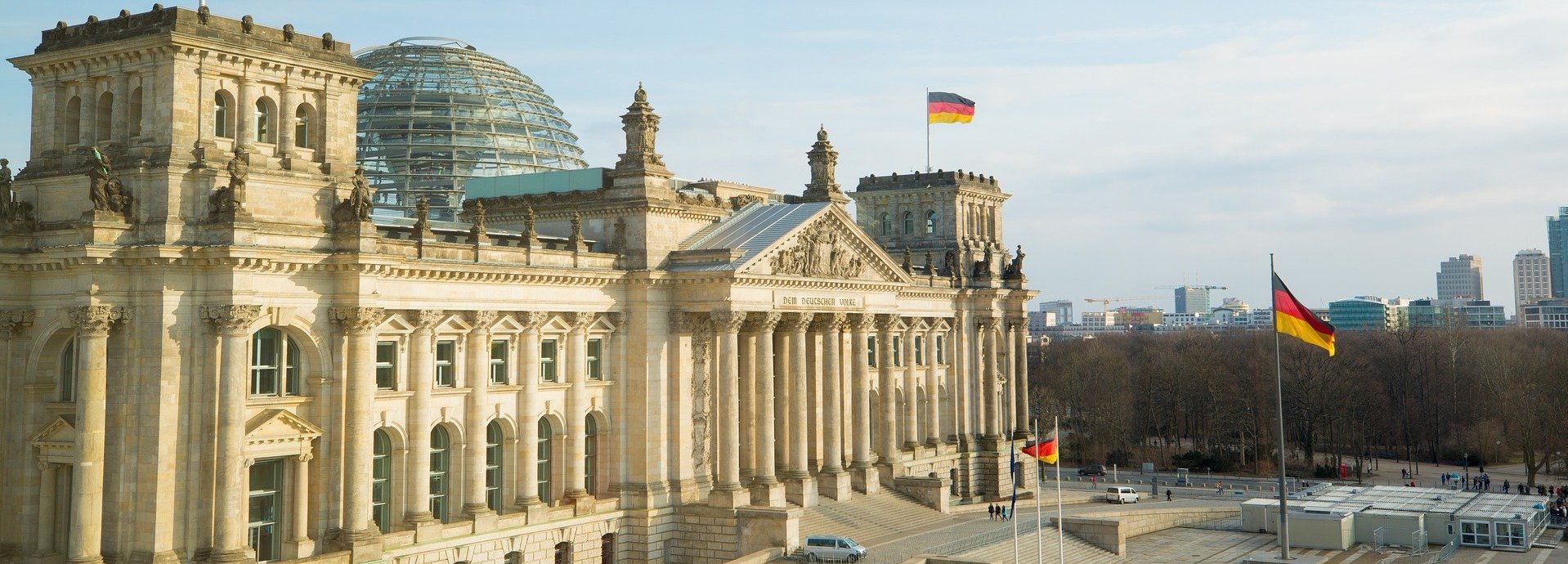 Vorderseite des Bundestagsgebäudes mit blauem Himmel am Tag
