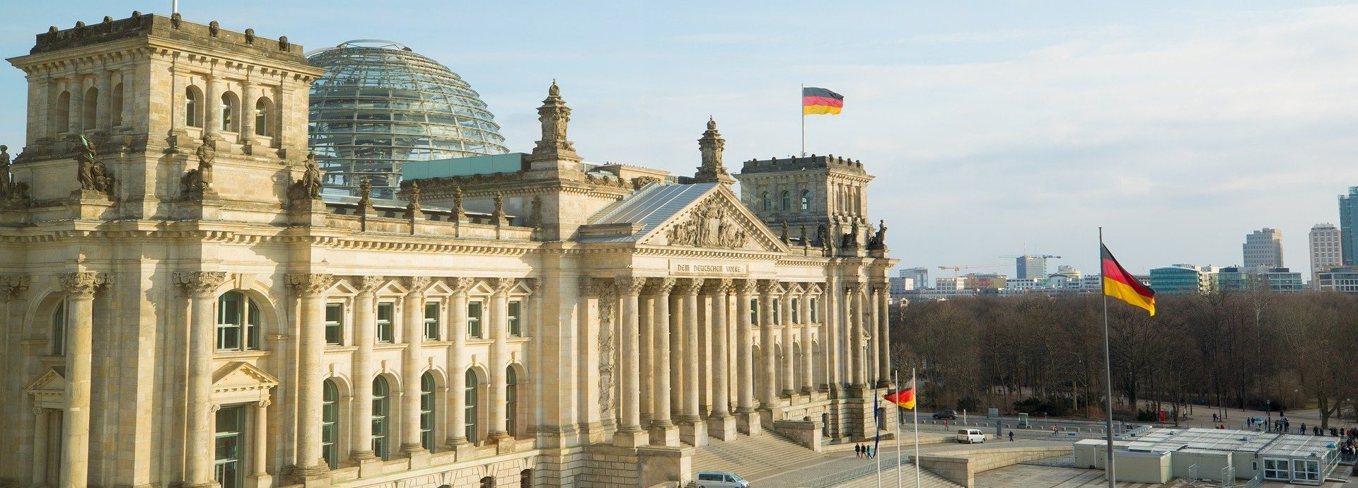 Vorderseite des Bundestagsgebäudes mit blauem Himmel am Tag