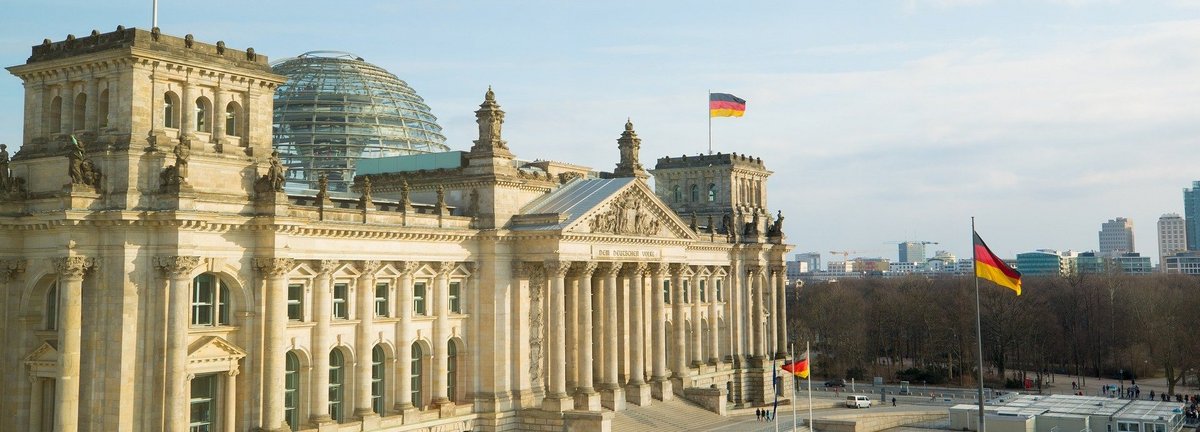 Vorderseite des Bundestagsgebäudes mit blauem Himmel am Tag