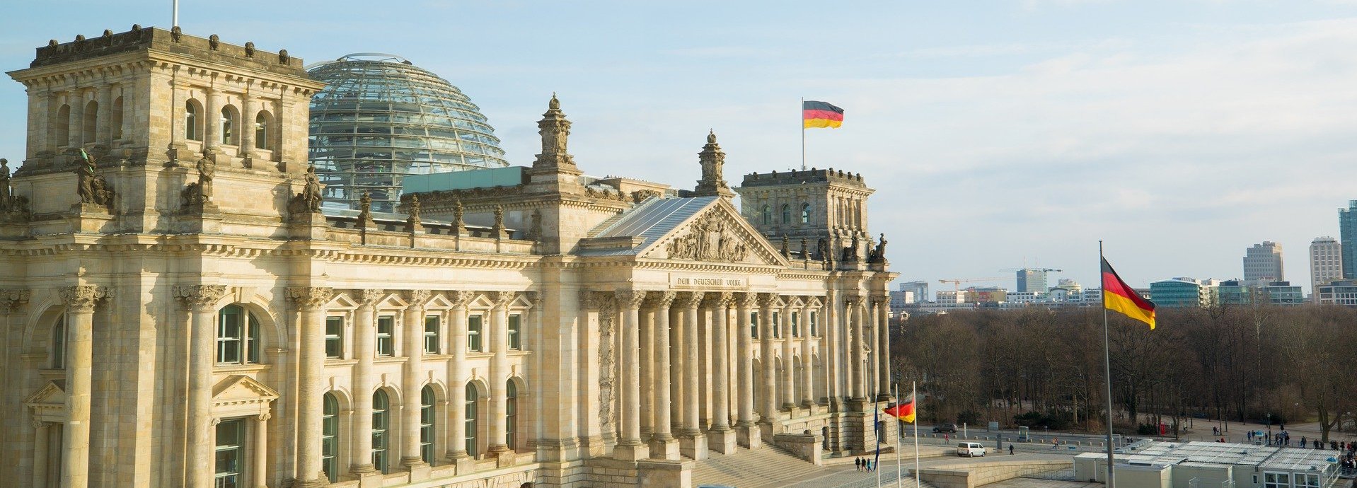 Beschreibung: Vorderseite des Bundestagsgebäudes mit blauem Himmel am Tag