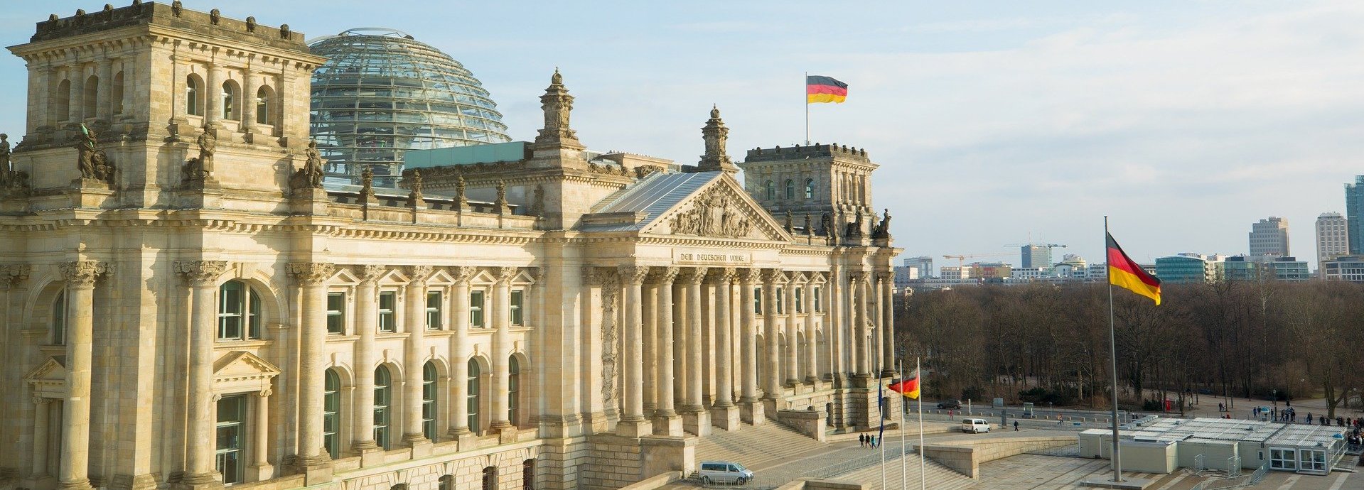 Vorderseite des Bundestagsgebäudes mit blauem Himmel am Tag