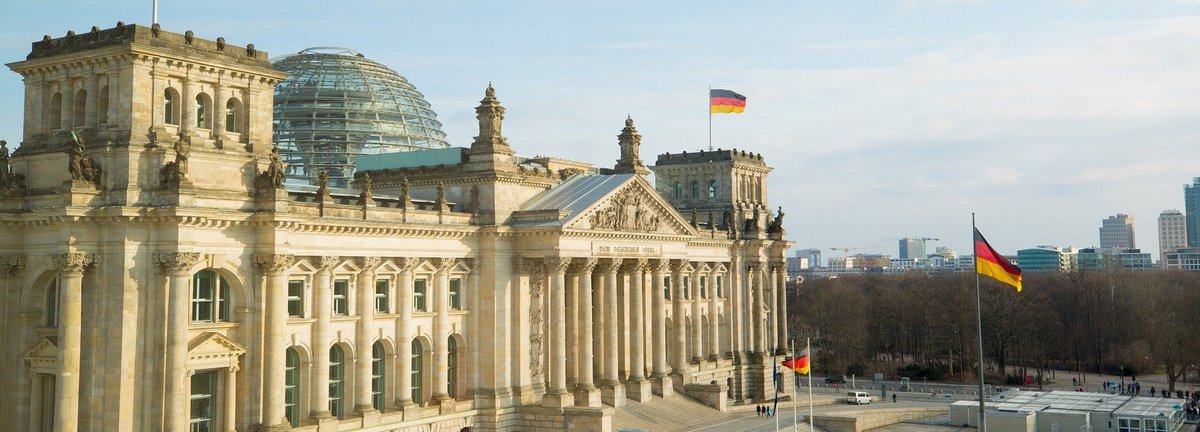 Vorderseite des Bundestagsgebäudes mit blauem Himmel am Tag