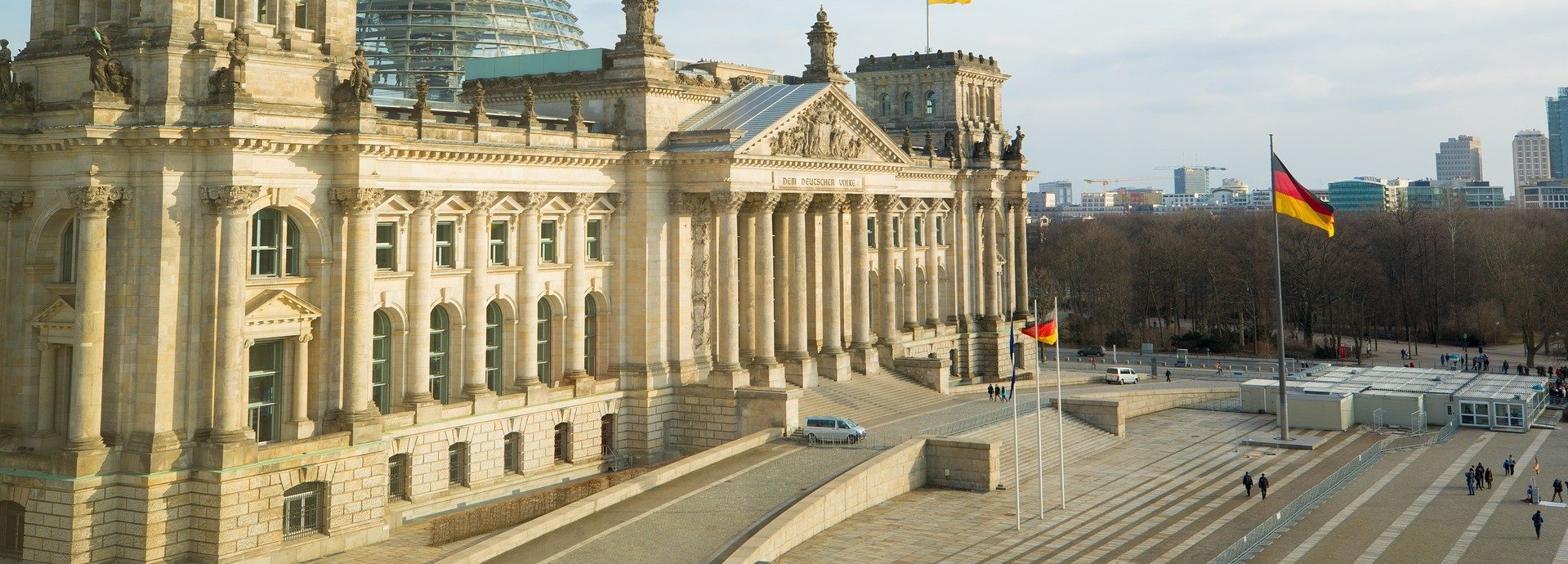 Vorderseite des Bundestagsgebäudes mit blauem Himmel am Tag