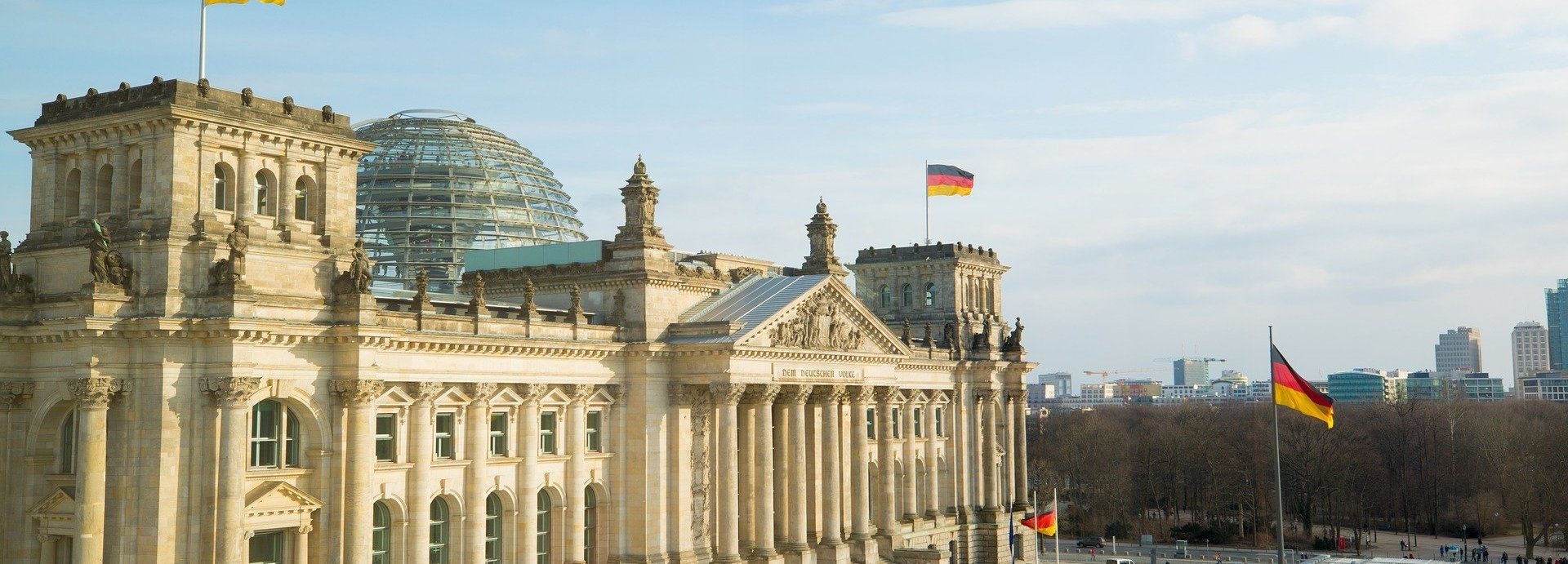Vorderseite des Bundestagsgebäudes mit blauem Himmel am Tag