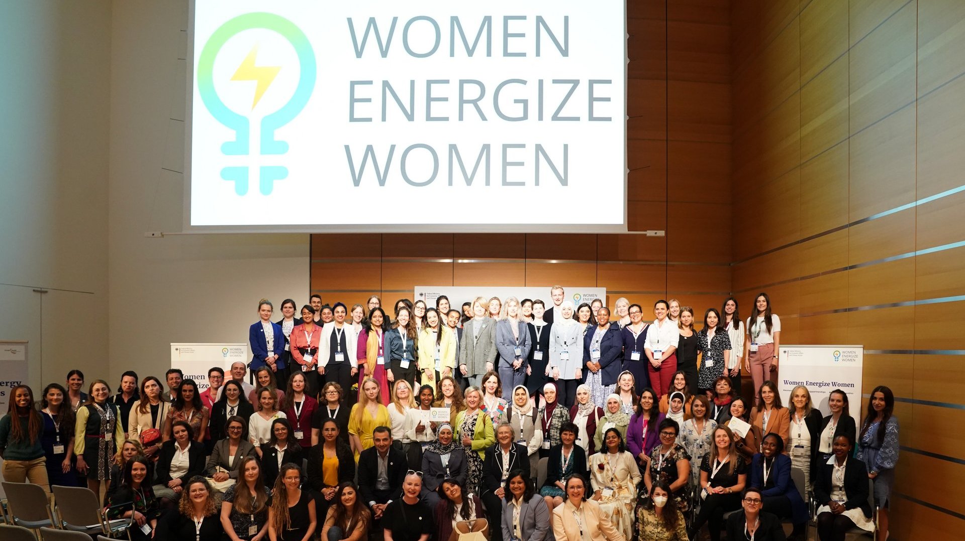 Gruppenfoto auf der Women Energize Women Konferenz 2023