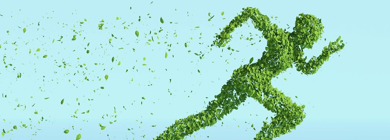 Beschreibung: Rennendes Männchen aus Blättern vor blauem Hintergrund