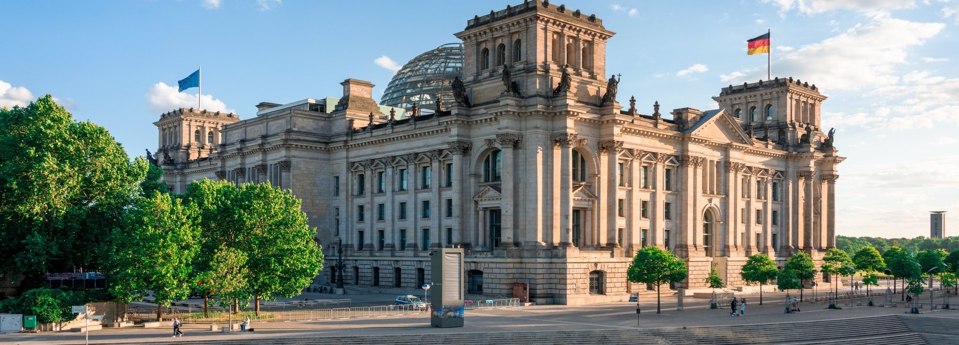 Bundestagsgebäude mit blauem Himmel aus Sicht vom anderen Ufer der Spree