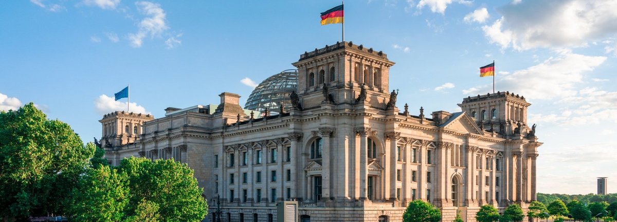 Bundestagsgebäude mit blauem Himmel aus Sicht vom anderen Ufer der Spree