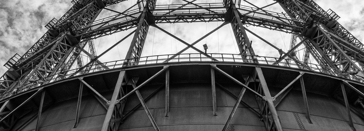 Gasometer Nahaufnahme von unten, Bild ist in grau und weiß