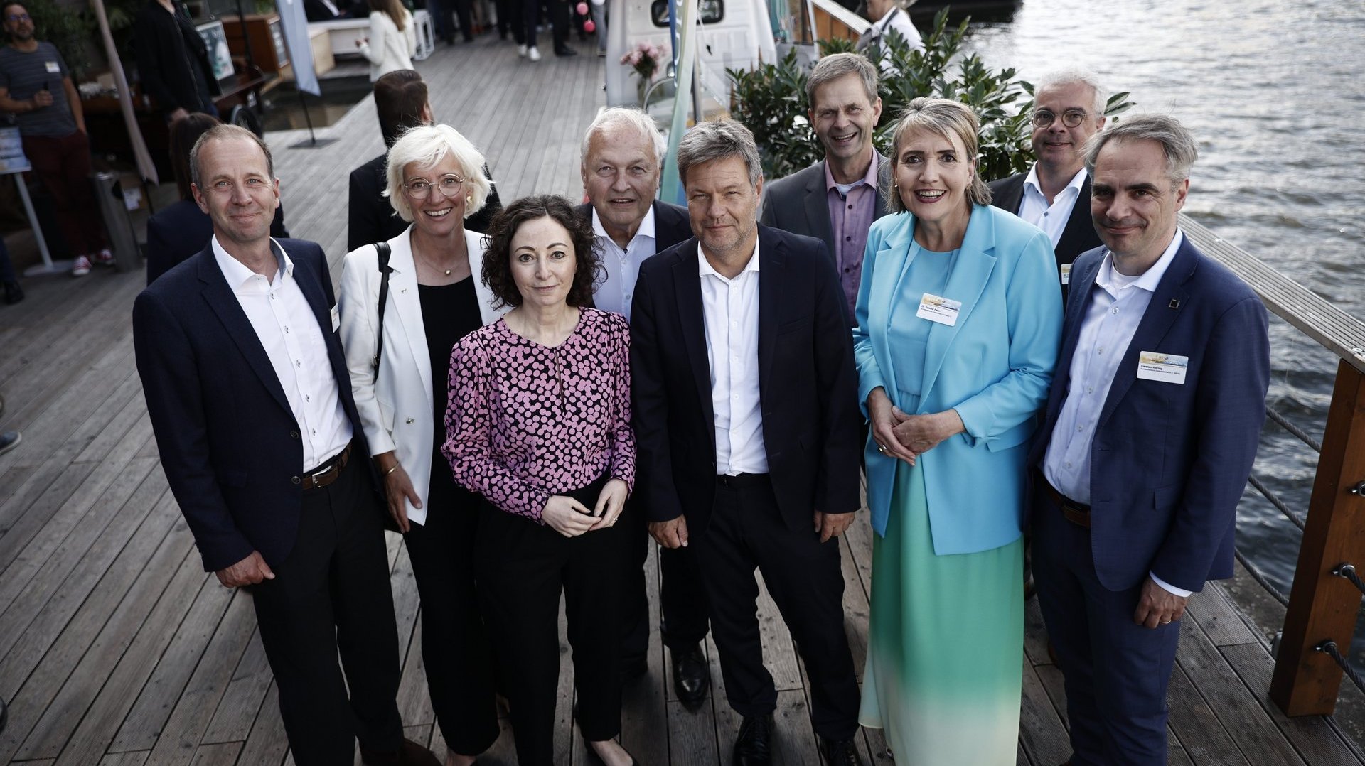 Die Hauptredner*innen Ramona Pop und Dr. Robert Habeck mit dem BEE-Präsidium auf dem Sommerfest 2023