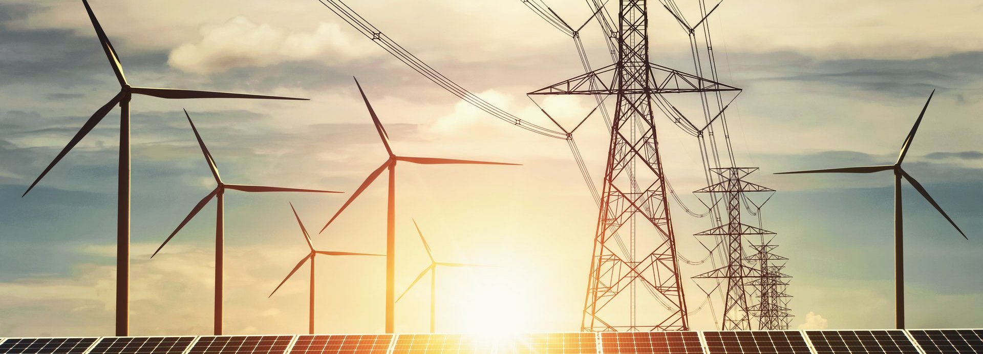 Beschreibung: Windräder, Solarkollektoren und Stromleiter vor einem Himmel bei Sonnenaufgang