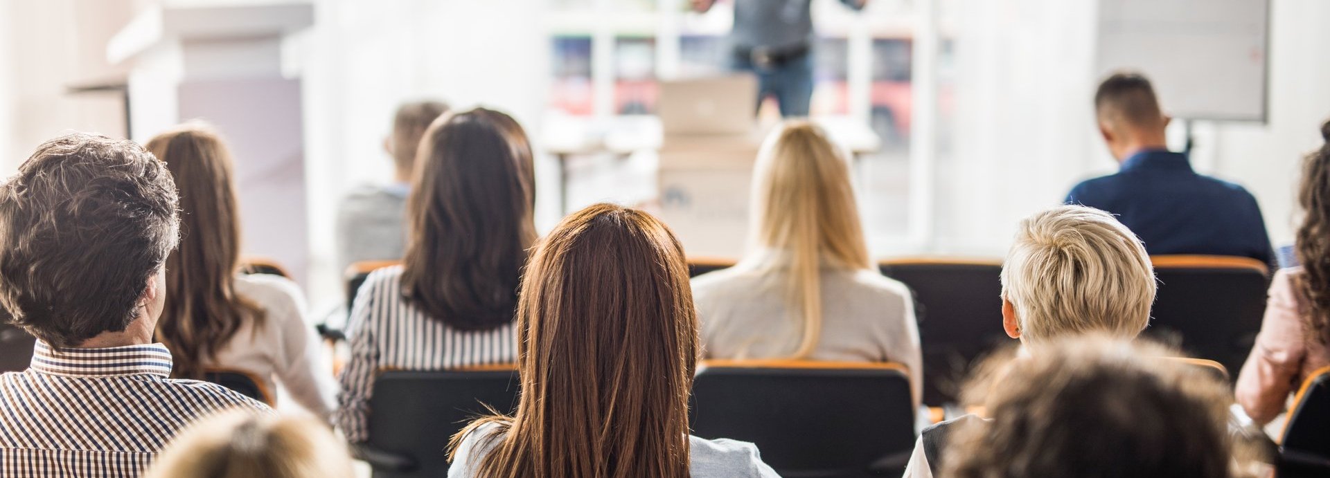 Beschreibung: Rückansicht einer großen Gruppe von Geschäftsleuten, die einen Schulungskurs in einem Sitzungssaal haben.