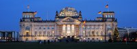 Angeleuchtetes Bundestagsgebäude vor dunkelblauem Himmel