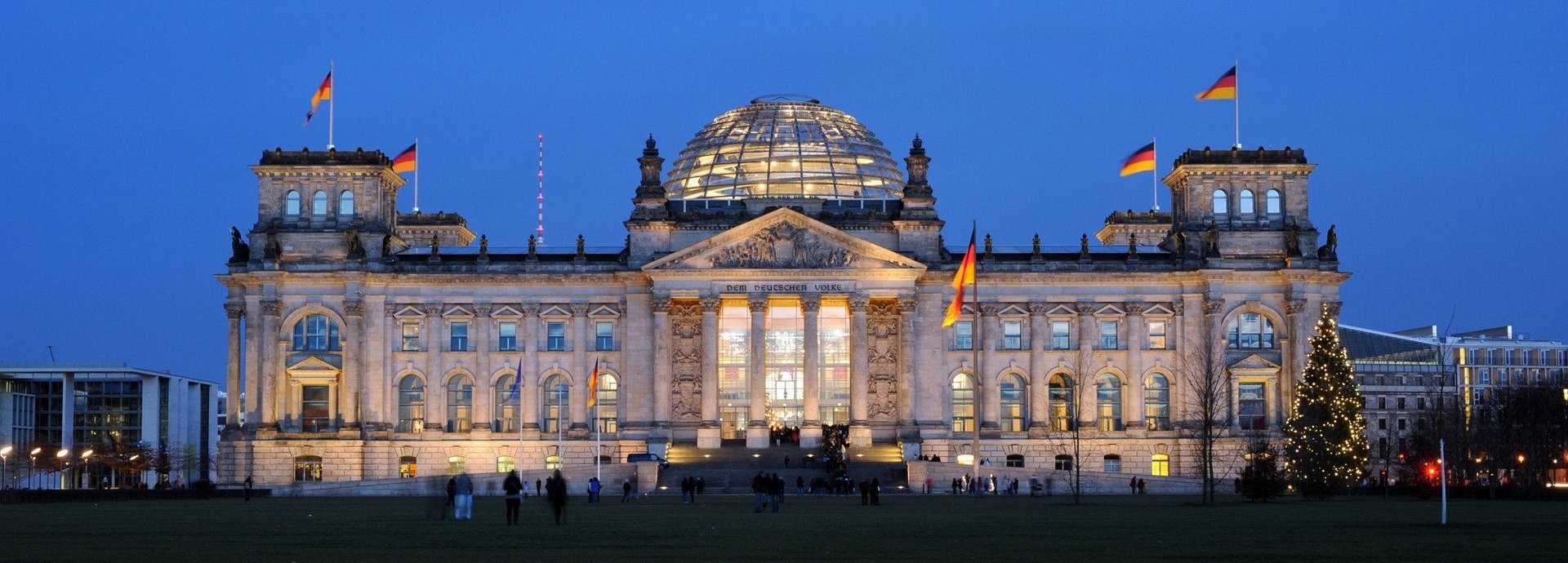 Angeleuchtetes Bundestagsgebäude vor dunkelblauem Himmel