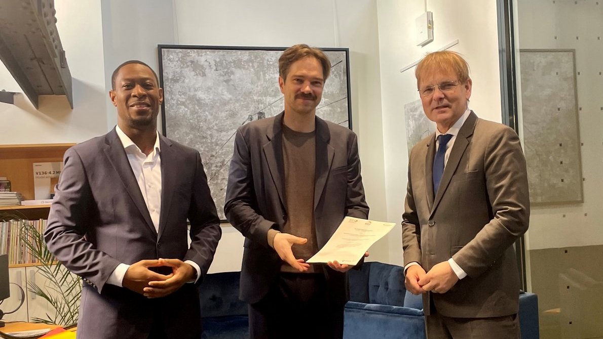 Bildbeschreibung: Unterzeichnung der Durchführungsvereinbarungen zwischen dem Bundesverband Erneuerbare Energie e.V. und den deutschen Fachverbänden durch Geschäftsführer Wolfram Axthelm, Constantin Rücker und Themba Moses, Berlin, 12. November 2025