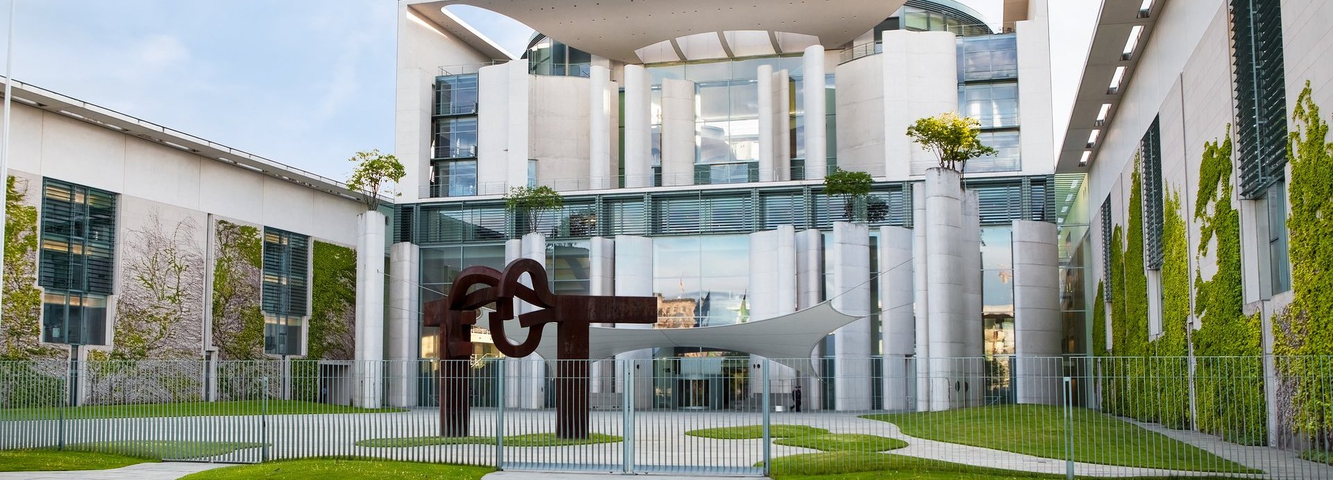 Beschreibung: Außenansicht des Bundeskanzleramts in Berlin