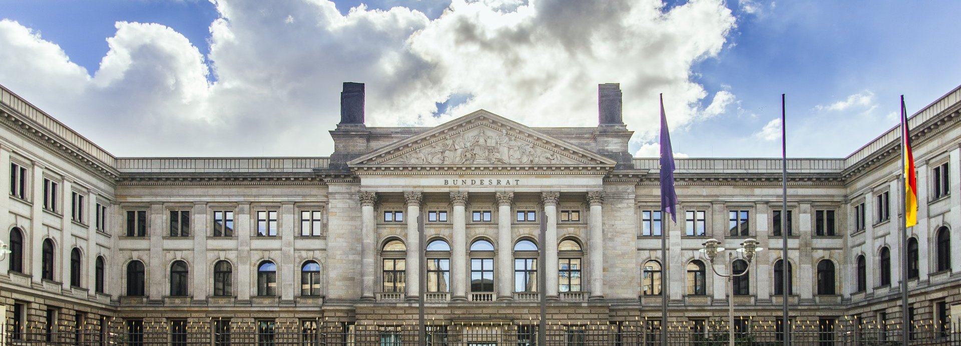 Beschreibung: Gebäude des Bundesrats in der Frontansicht mit wolkigem Himmel