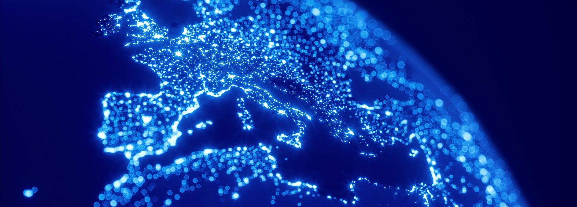 Beschreibung: Europa aus weiter Ferne auf dunkelblauer Erdkugel beleuchtet durch weiße Lichter 