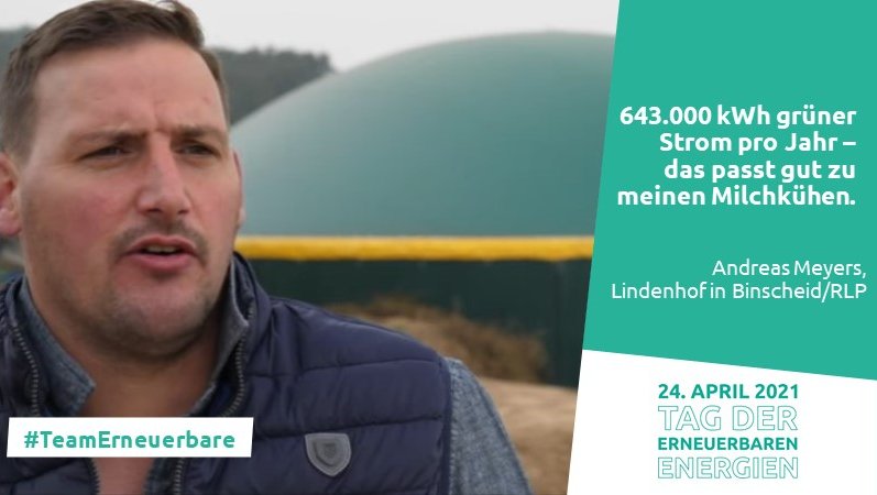 Mann vor einer Biogasanlage