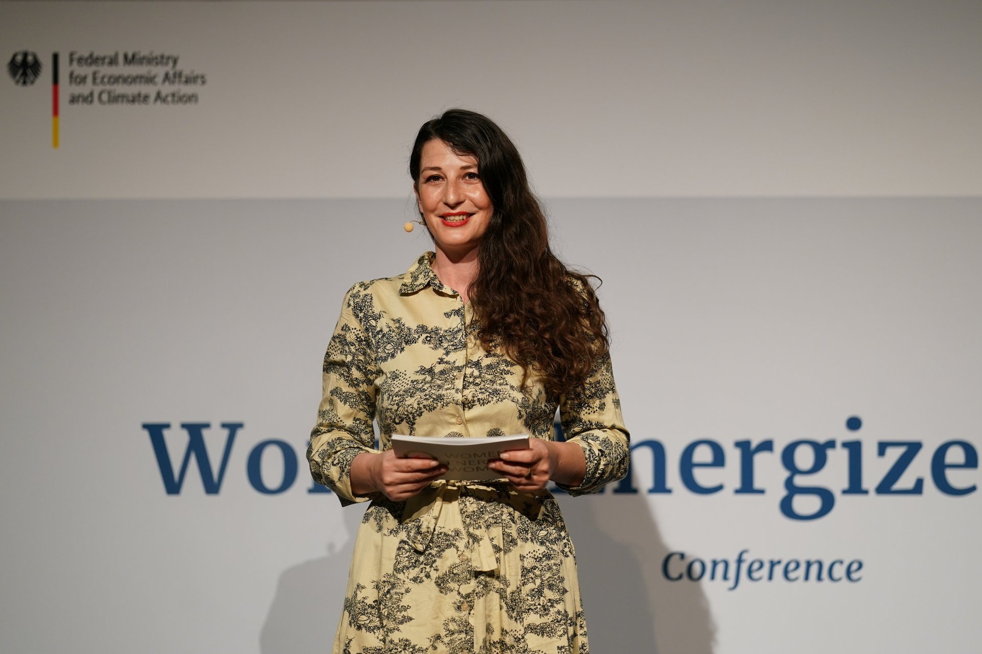 Geraldine de Bastion moderiert die 1. WEW-Konferenz