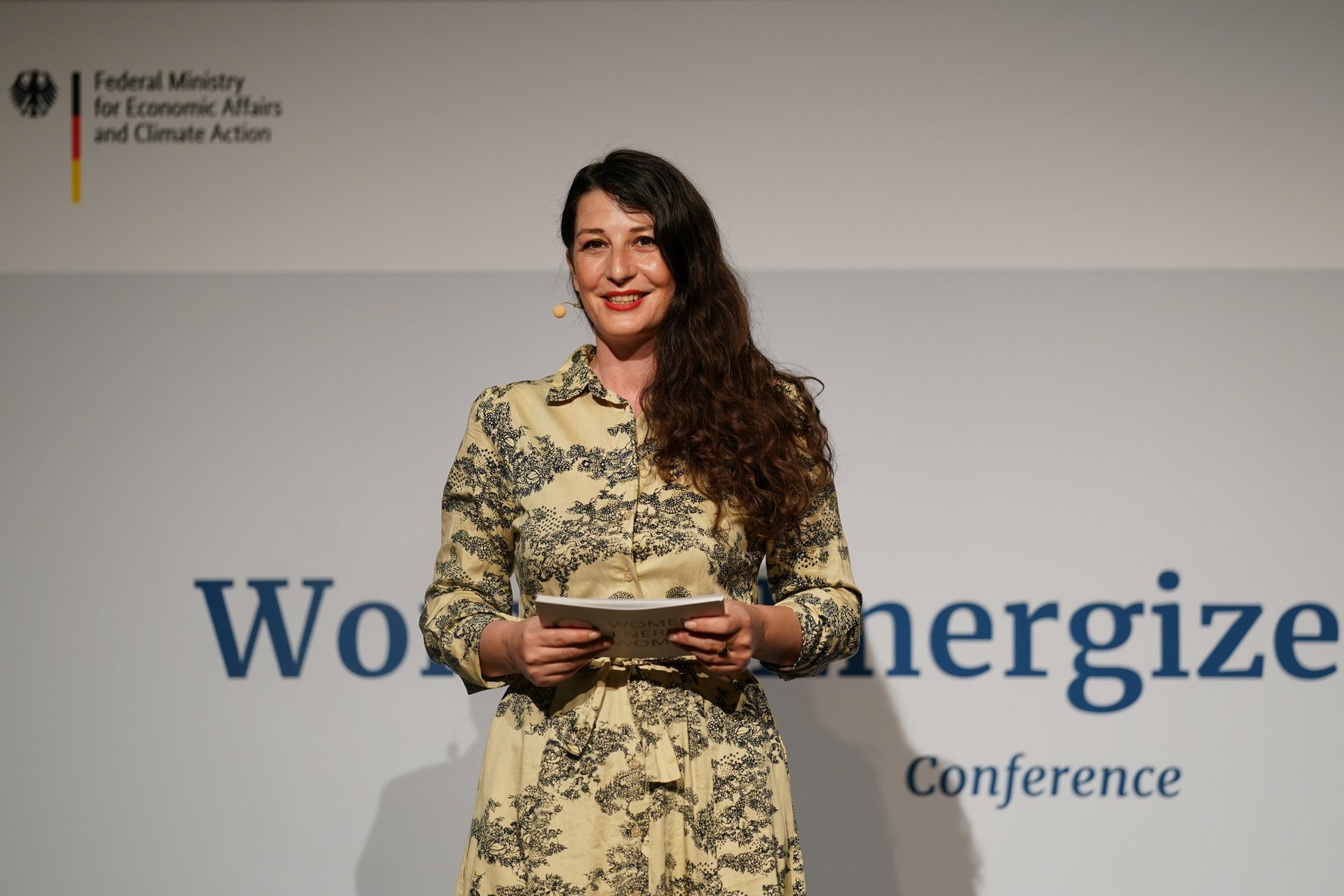 Geraldine de Bastion moderiert die 1. WEW-Konferenz