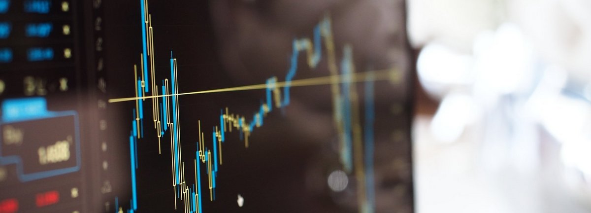 Blauer und gelber Graph an einem Bildschirm, Hintergrund verschwommen