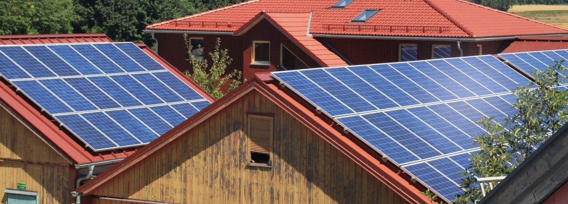 Solarzellen auf den Dächern von zwei Holzhütten 