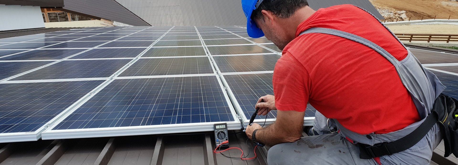 Mechaniker Fachkraft misst auf Dach die Solaranlage