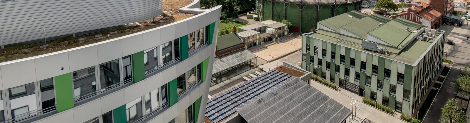 Vogelperspektive auf den EUREF-Campus mit dem Gasometer und Berlin im Hintergrund
