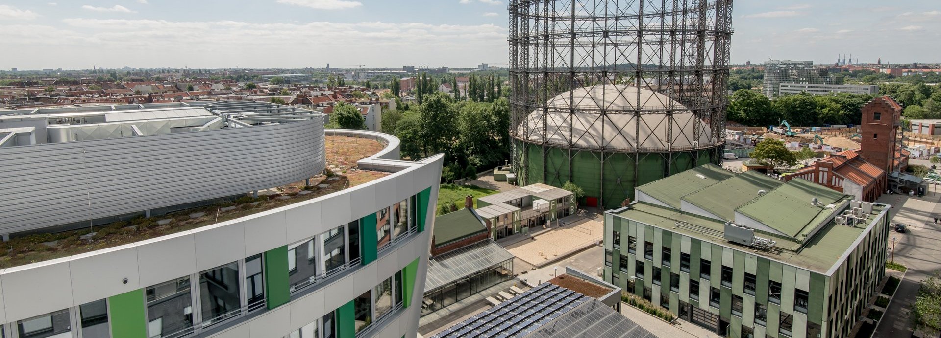 Vogelperspektive auf den EUREF-Campus mit dem Gasometer und Berlin im Hintergrund