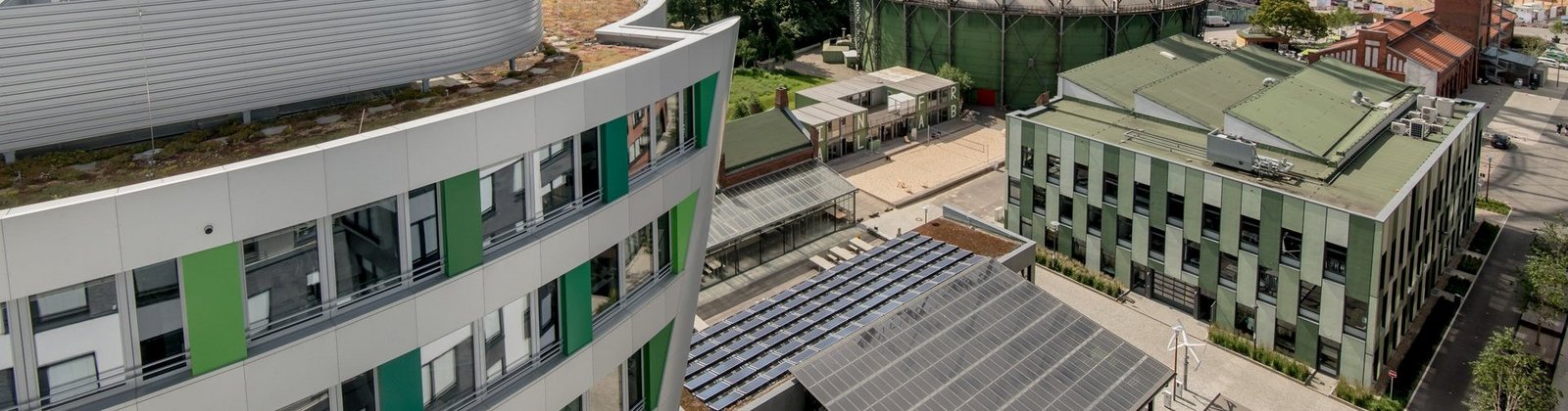 Vogelperspektive auf den EUREF-Campus mit dem Gasometer und Berlin im Hintergrund