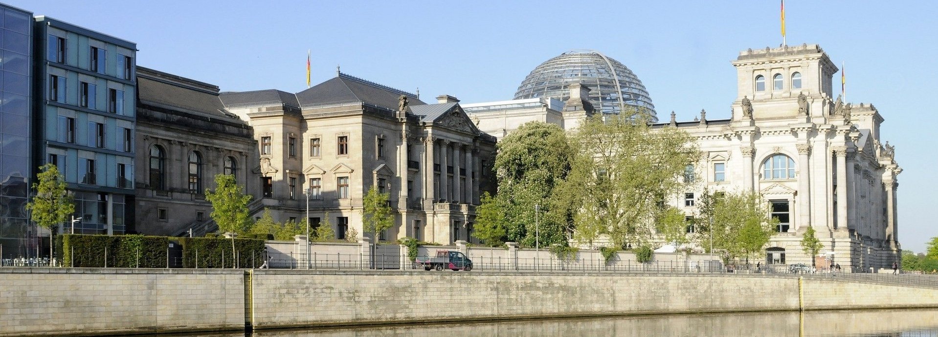 Außenansicht des Bundestags und benachbarter Gebäude vom anderen Spreeufer